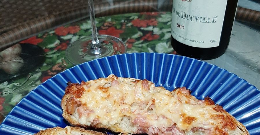 Receita: Tartine com linguiça e parmesão