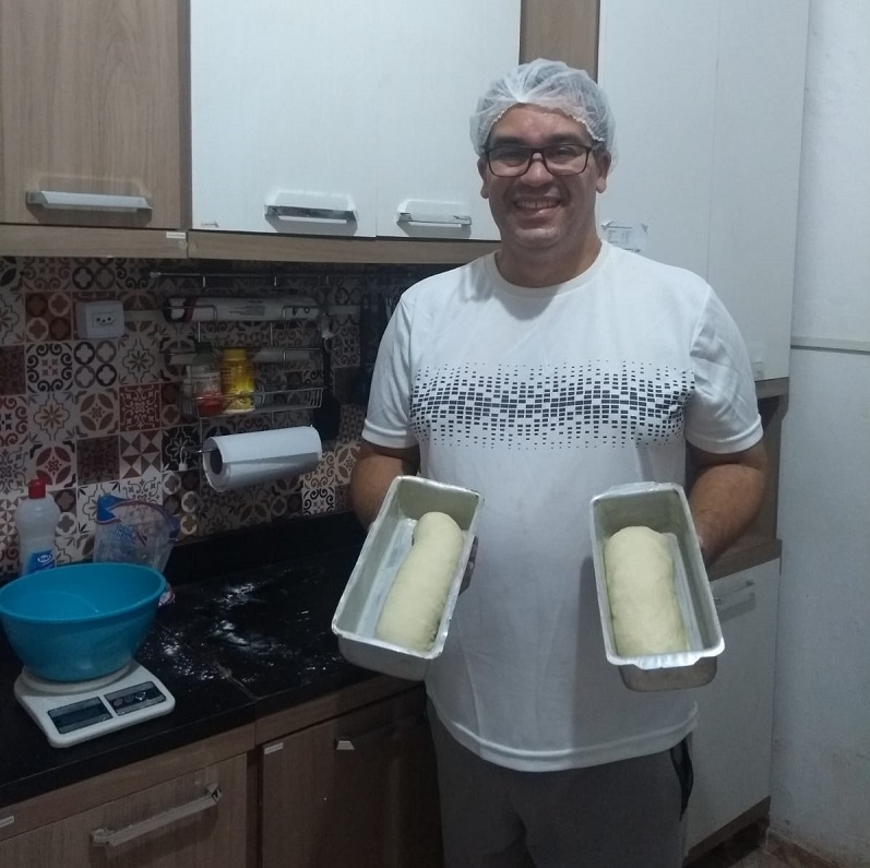 Marco Aurélio segurando duas formas de pão