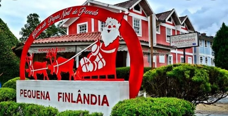 A pequena Finlândia é uma praça comercial temática no centro de Penedo